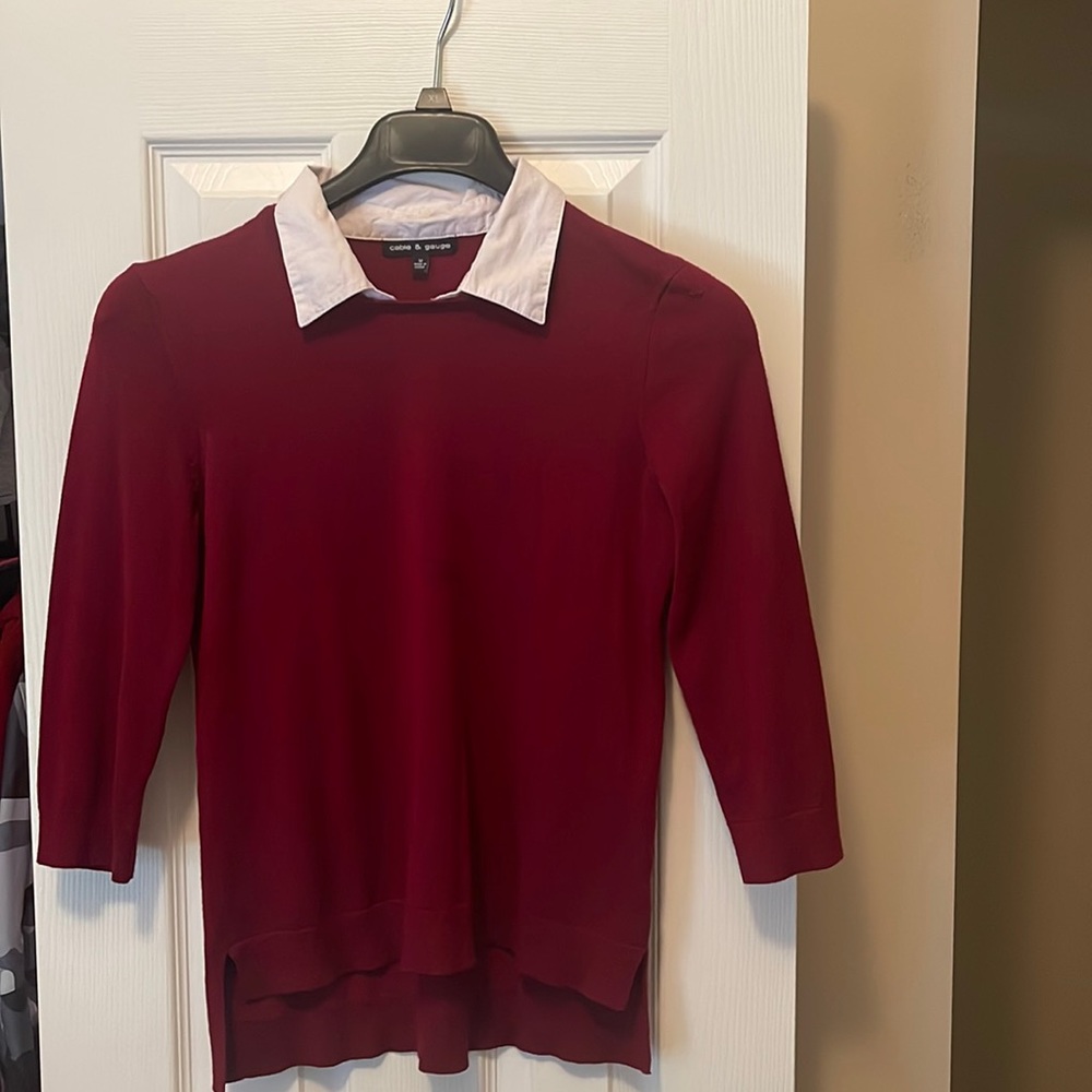 Casual ladies burgundy sweater with buttons on collar!